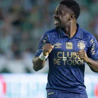 Amuzu, atacante do Grêmio, combate fome na África e RS