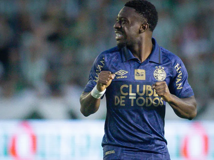 Amuzu, atacante do Grêmio, combate fome na África e RS