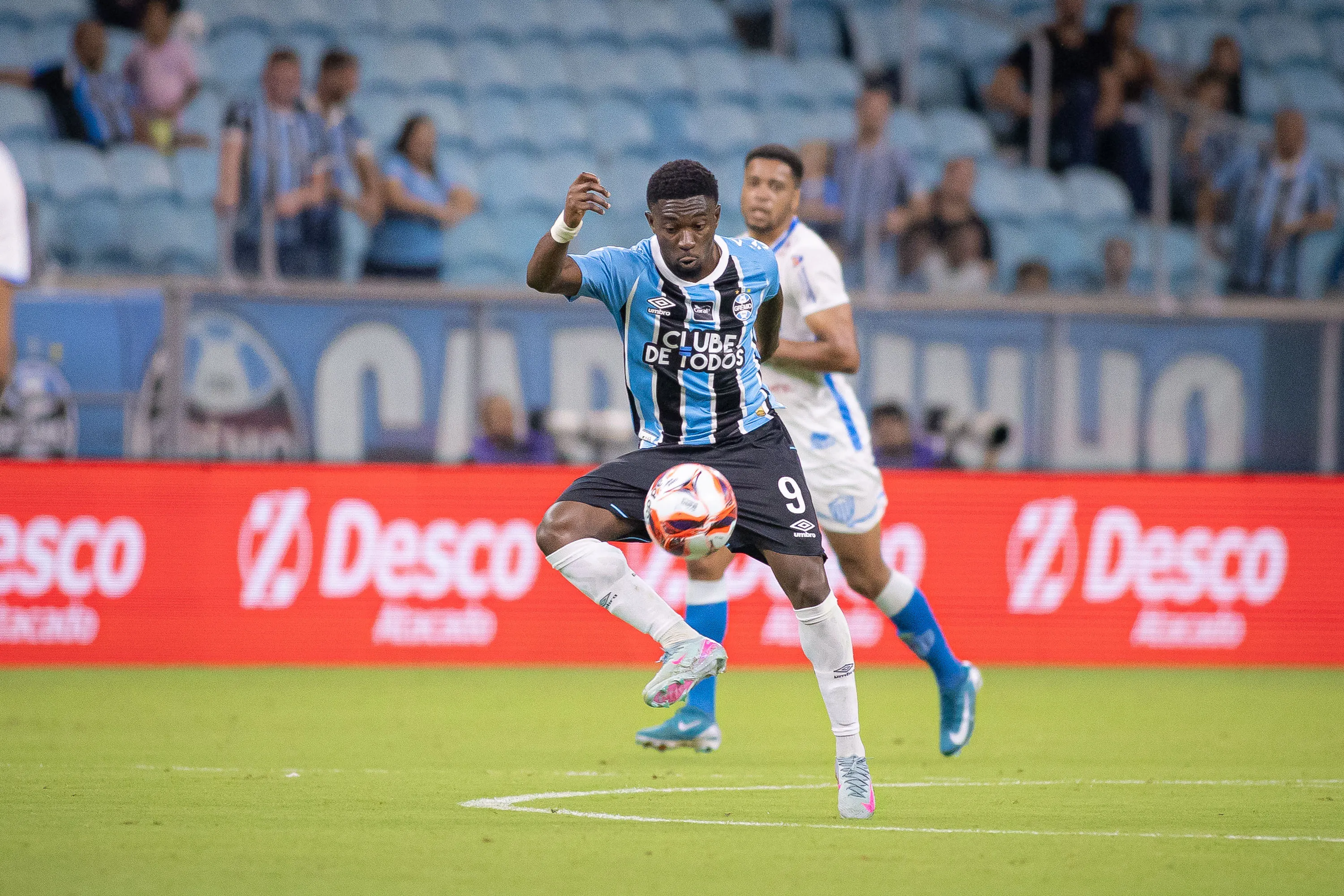 RS – PORTO ALEGRE – 07/02/2026 – GAUCHO 2026, GREMIO X NOVO HAMBURGO – Francis Amuzu jogador do Gremio durante partida contra o Novo Hamburgo no estadio Arena do Gremio pelo campeonato Gaucho 2026. Foto: Maxi Franzoi/AGIF