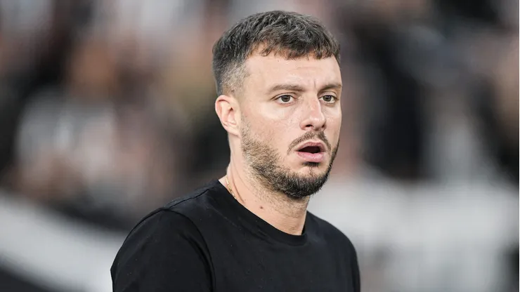 Martin Anselmi tecnico do Botafogo durante partida contra o Flamengo no estadio Engenhao pelo campeonato Brasileiro A 2026. Foto: Thiago Ribeiro/AGIF