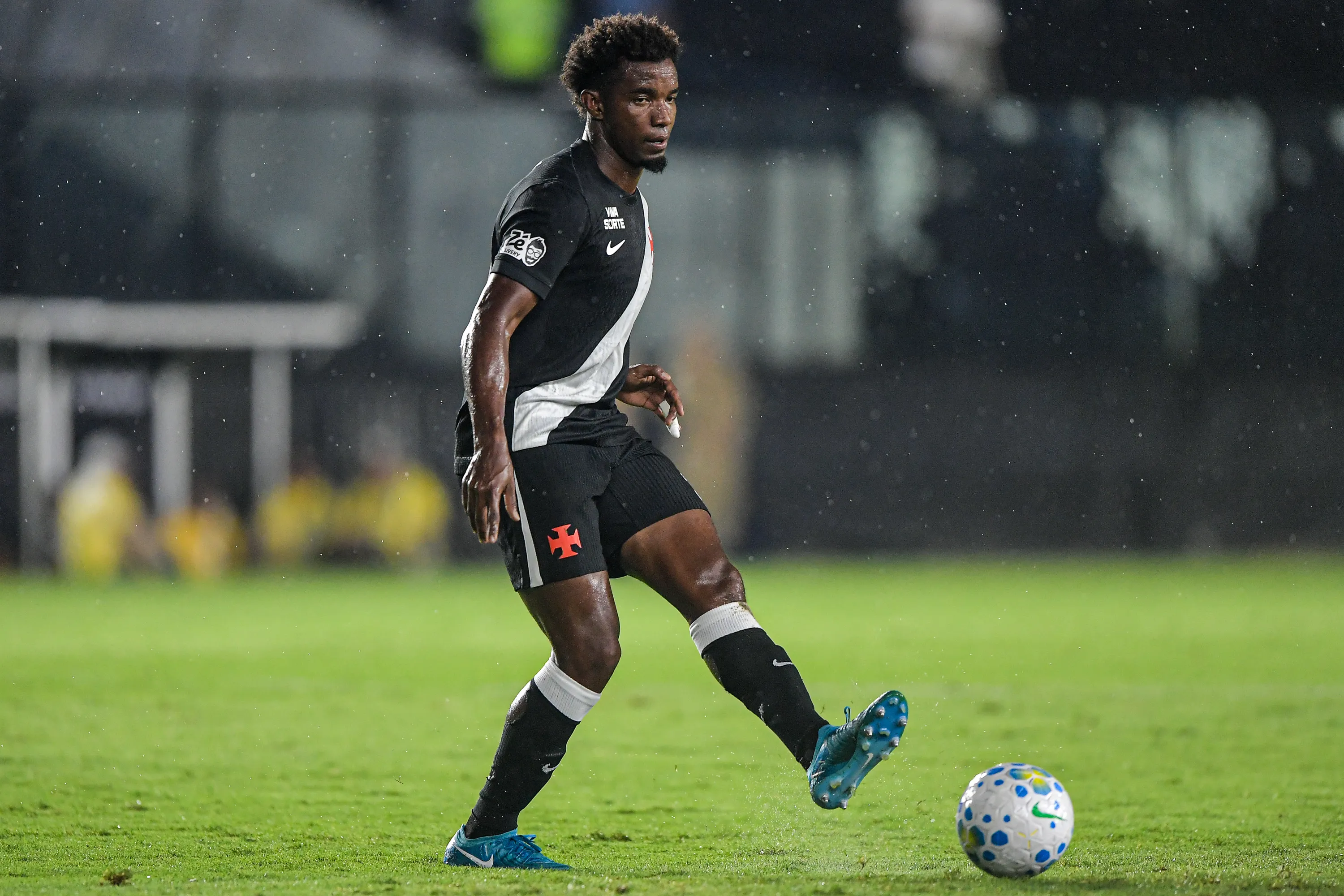 Thiago Mendes, jogador do Vasco, durante partida contra o Chapecoense – Foto: Thiago Ribeiro/AGIF