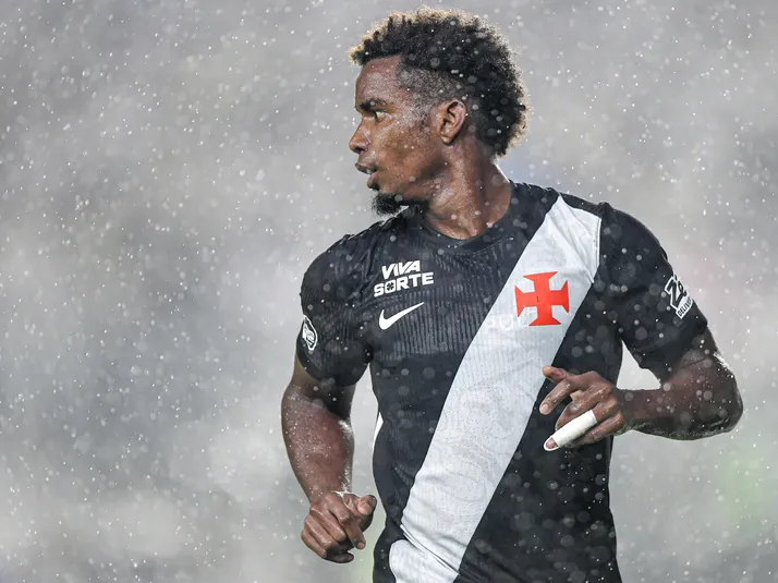 Thiago Mendes volta ao meio-campo do Vasco após mudanças de Renato Gaúcho