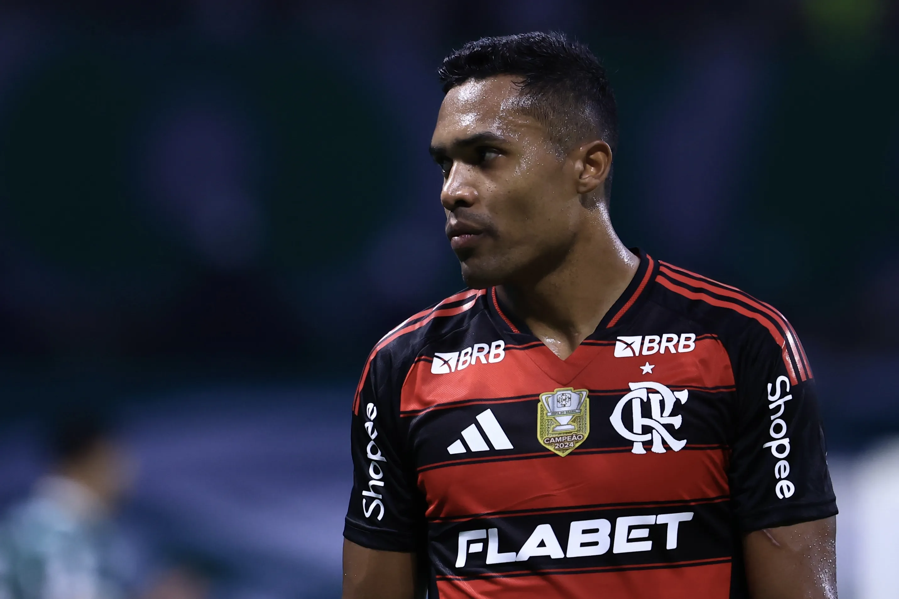 Alex Sandro jogador do Flamengo durante partida contra o Palmeiras no Allianz Parque pelo Campeonato Brasileiro de 2025 – Foto: Marcello Zambrana/AGIF.