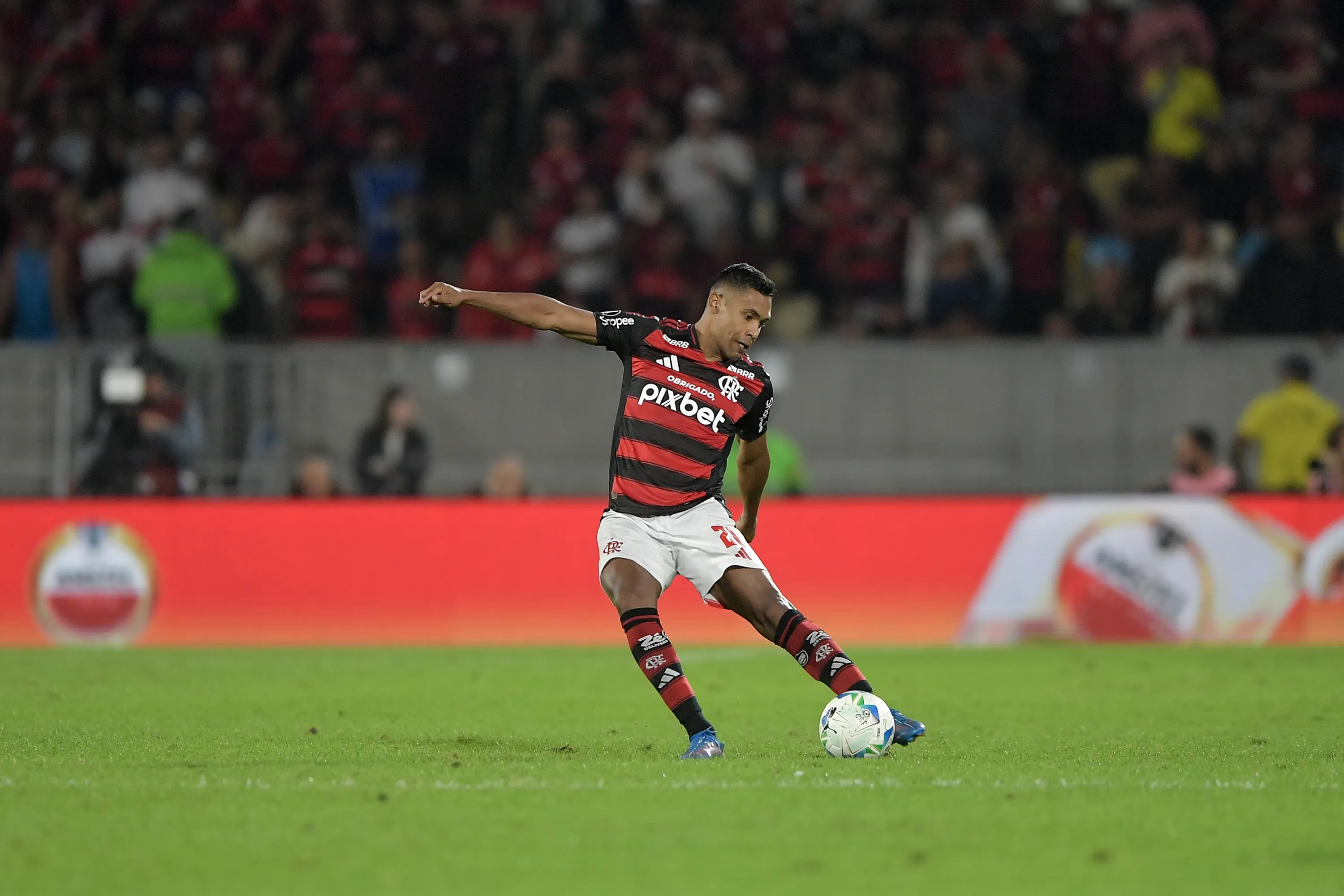 Alex Sandro com a camisa do Flamengo – Foto: Thiago Ribeiro/AGIF