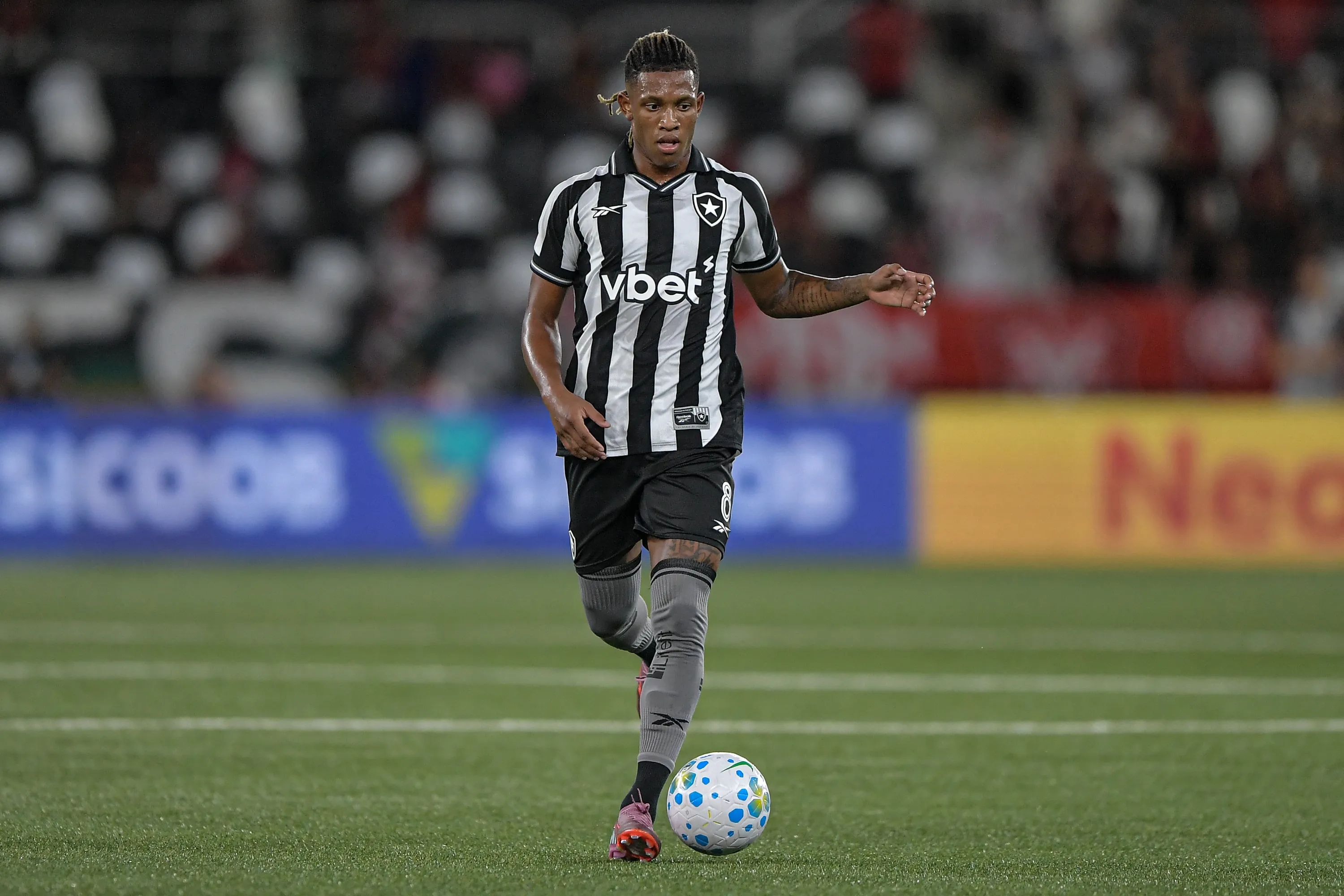 RJ – RIO DE JANEIRO – 14/03/2026 – BRASILEIRO A 2026, BOTAFOGO X FLAMENGO – Danilo jogador do Flamengo durante partida contra o Botafogo no estadio Engenhao pelo campeonato Brasileiro A 2026. Foto: Thiago Ribeiro/AGIF