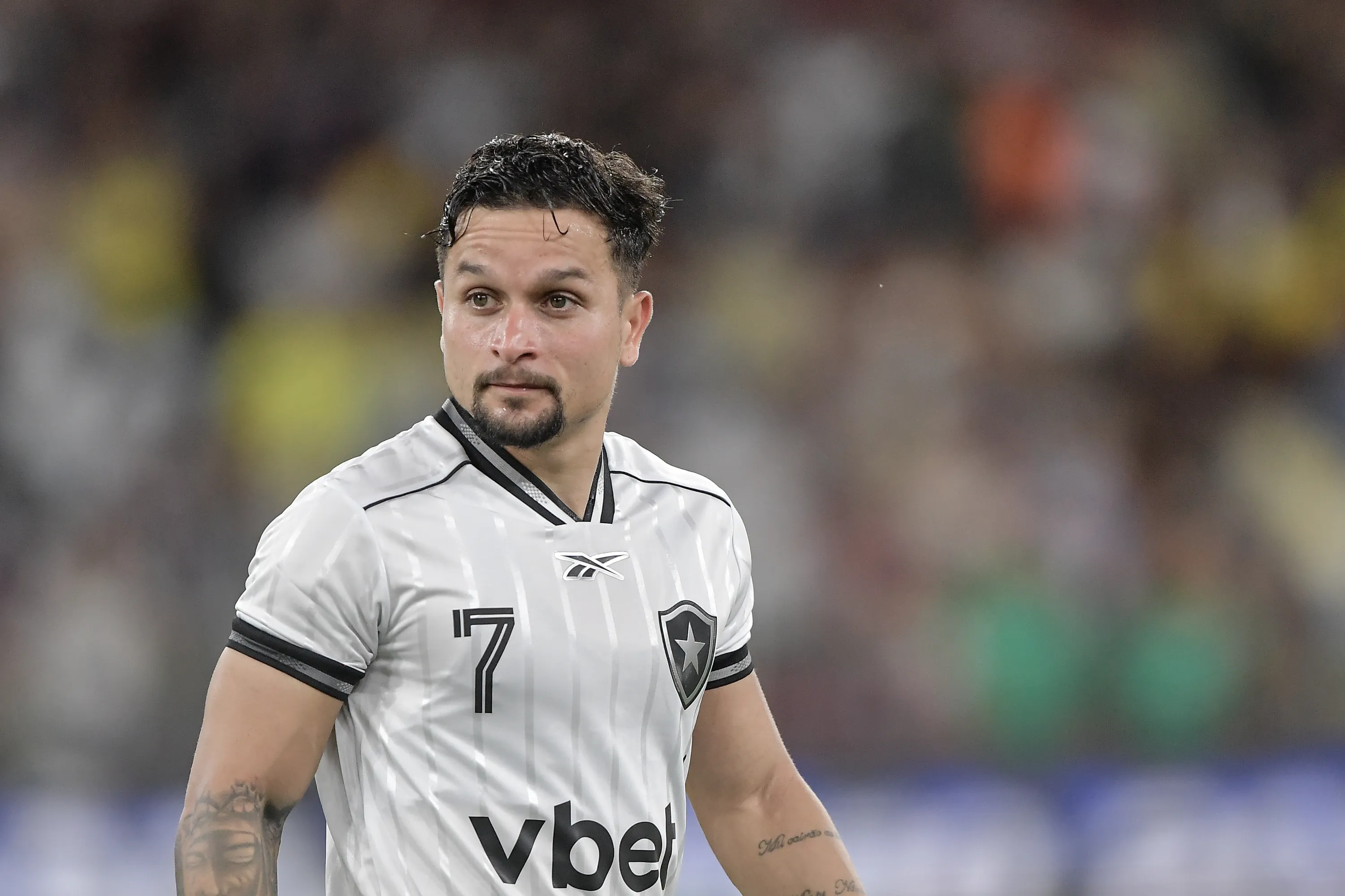 Artur fala em ‘livramento’ e mostra alívio com mudança no voo do Botafogo. Foto: Thiago Ribeiro/AGIF