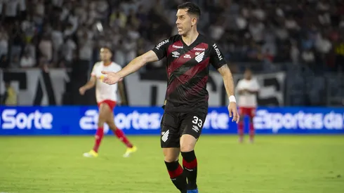 Aguirre, zagueiro do Athletico-PR