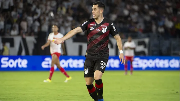 Aguirre, zagueiro do Athletico-PR