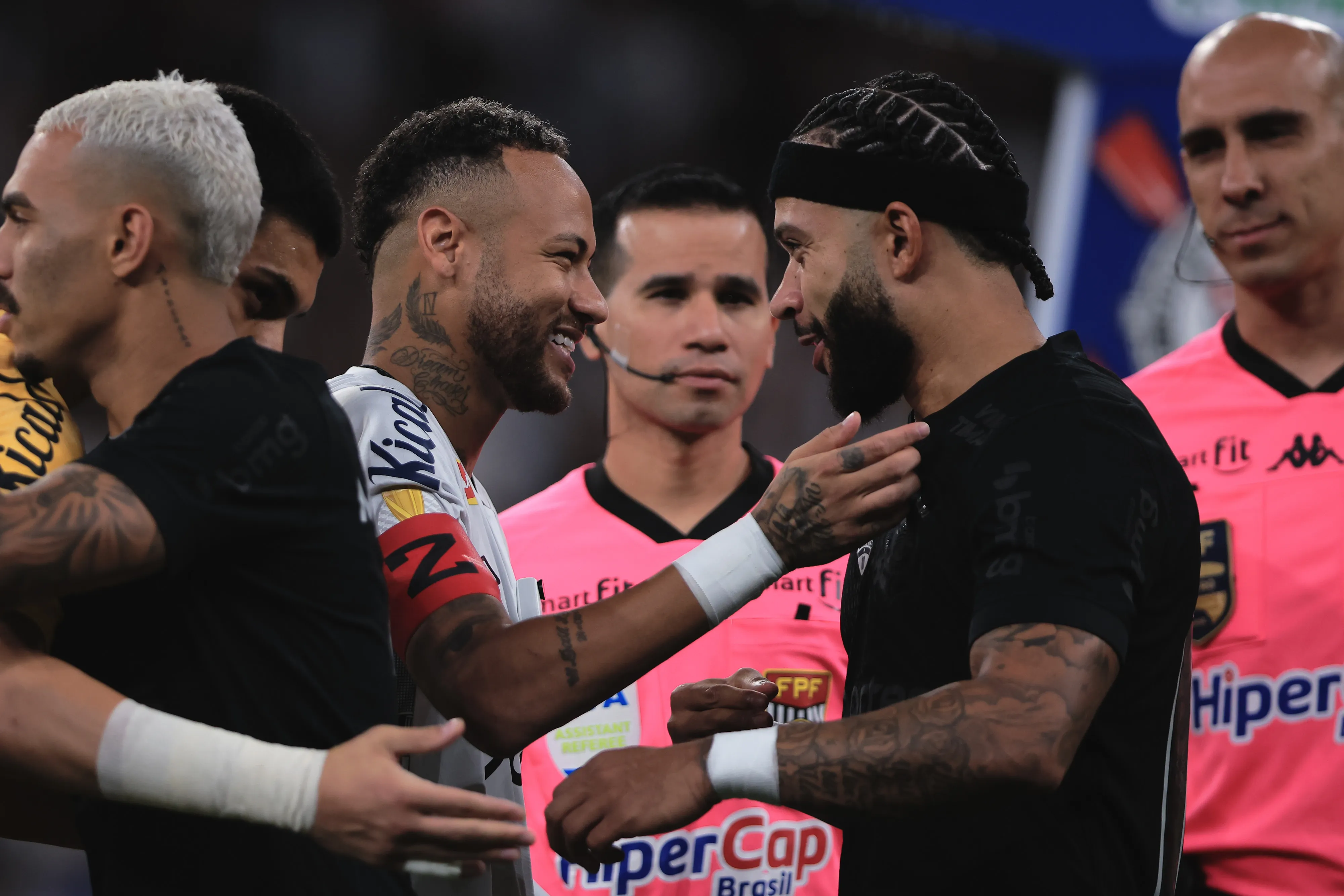 Memphis Depay jogador do Corinthians e Neymar Jr. jogador do Santos durante partida no estadio Arena Corinthians pelo campeonato Paulista 2025. Foto: Ettore Chiereguini/AGIF