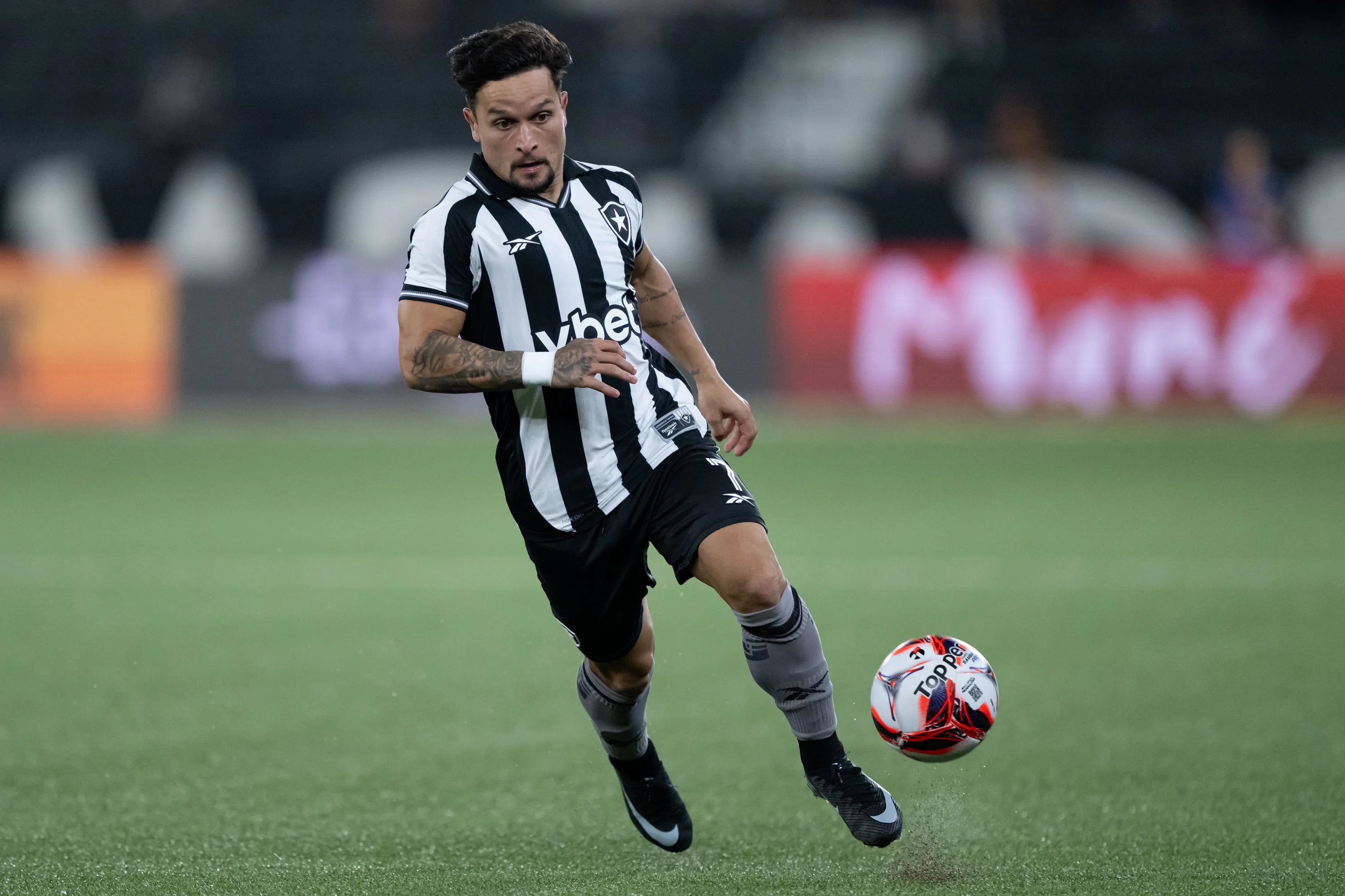 Dívida pela contratação de Artur pode gerar transfer ban ao Botafogo – Foto: Jorge Rodrigues/AGIF.