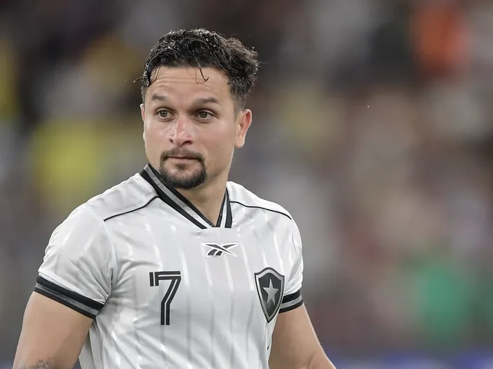 Botafogo se preocupa com dívida envolvendo a contratação de Artur