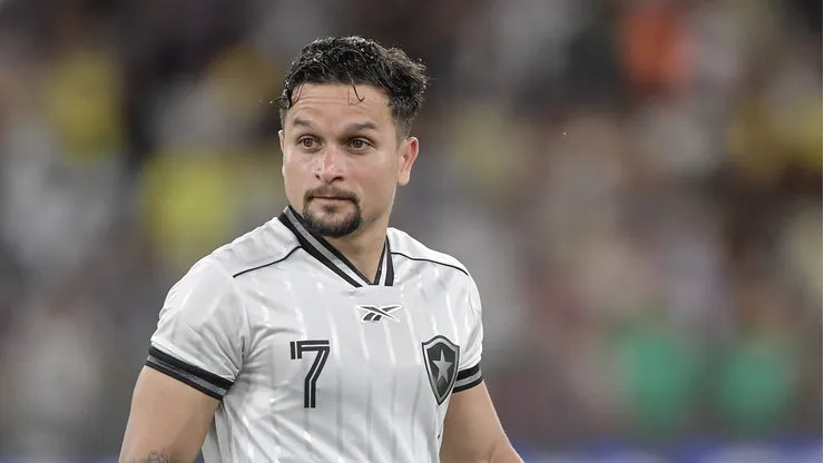 Botafogo possui dívida pela contratação de Artur.