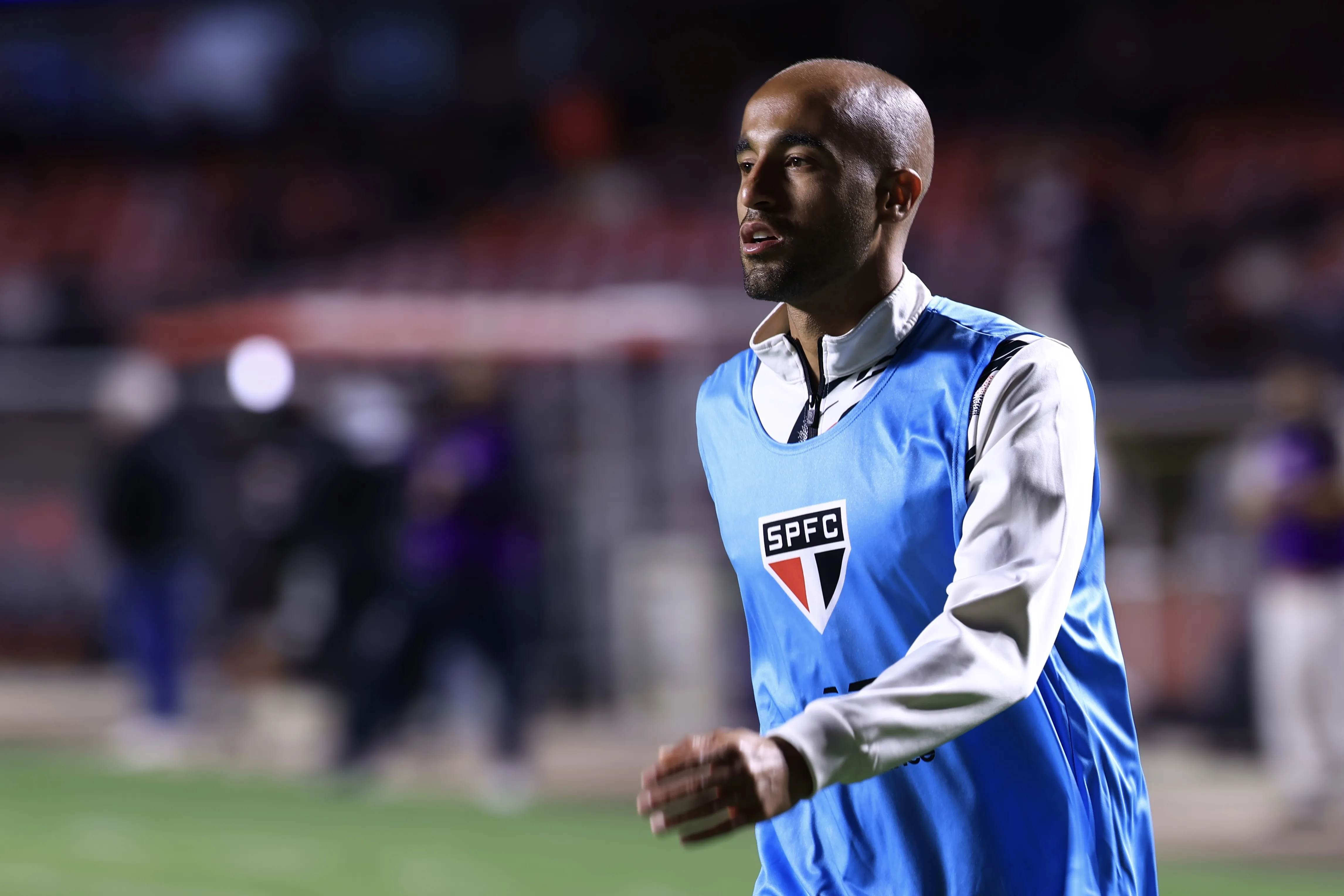 Lucas Moura, jogador do São Paulo, durante aquecimento antes da partida contra o Vitória –  Foto: Marcello Zambrana/AGIF