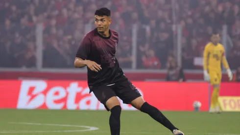 Arthur Dias, zagueiro do Athletico-PR. Foto: Robson Mafra/AGIF