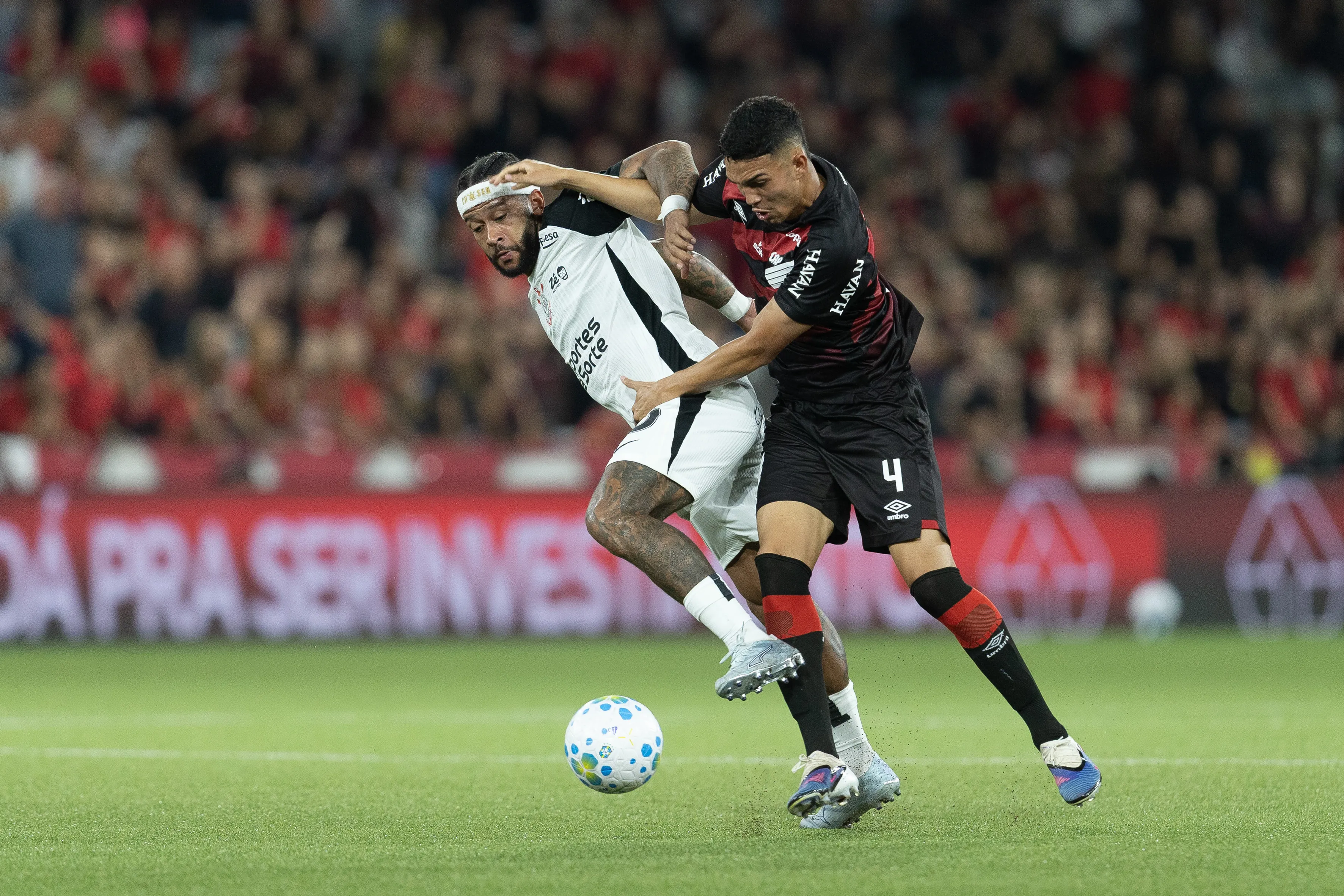 PR – CURITIBA – 19/02/2026 – BRASILEIRO A 2026, ATHLETICO-PR X CORINTHIANS – Arthur Dias jogador do Athletico-PR disputa lance com Memphis jogador do Corinthians durante partida no estadio Arena da Baixada pelo campeonato Brasileiro A 2026. Foto: Hedeson Alves/AGIF