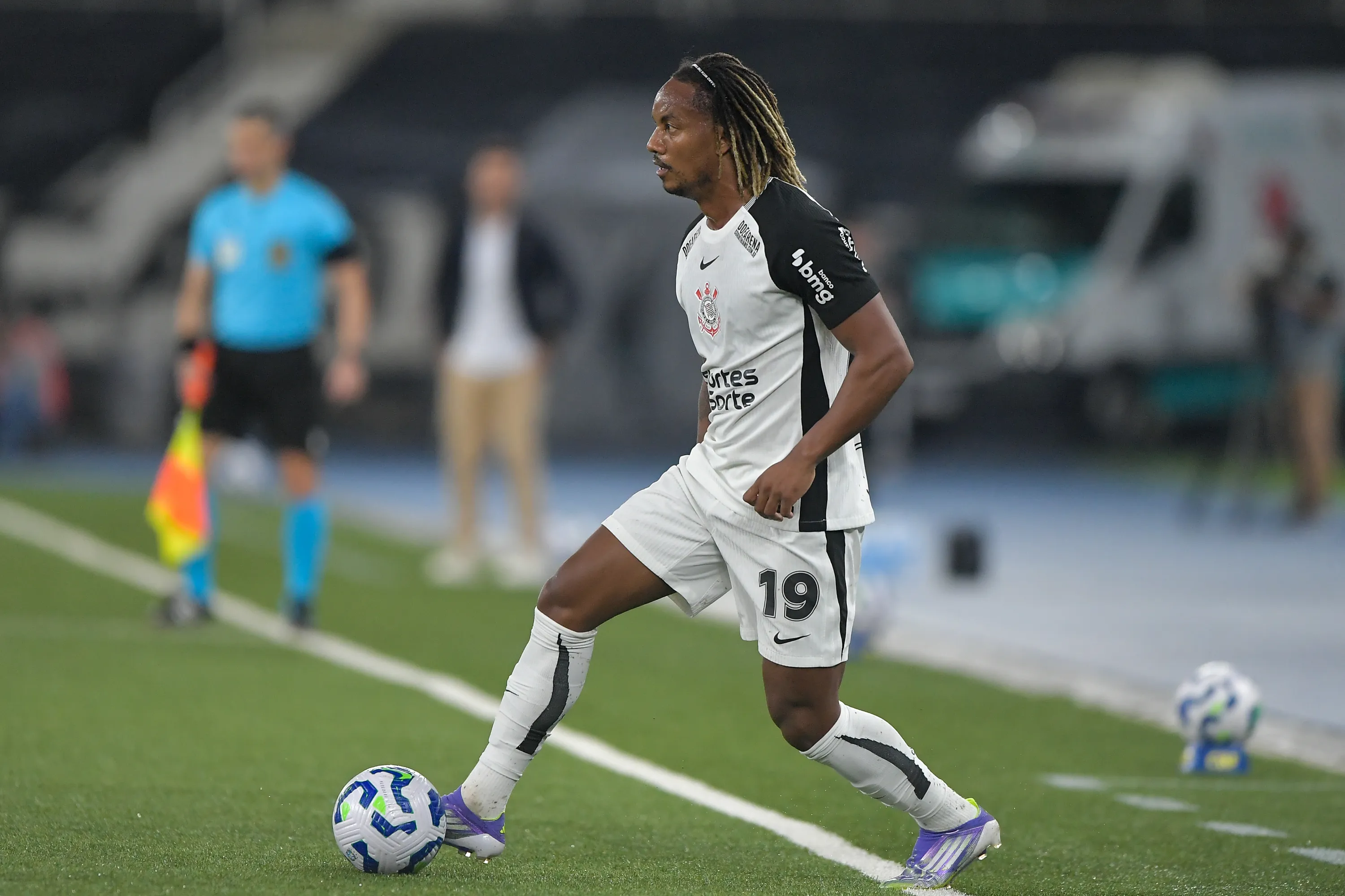 Andre Carrillo com a camisa do Corinthians –  Foto: Thiago Ribeiro/AGIF