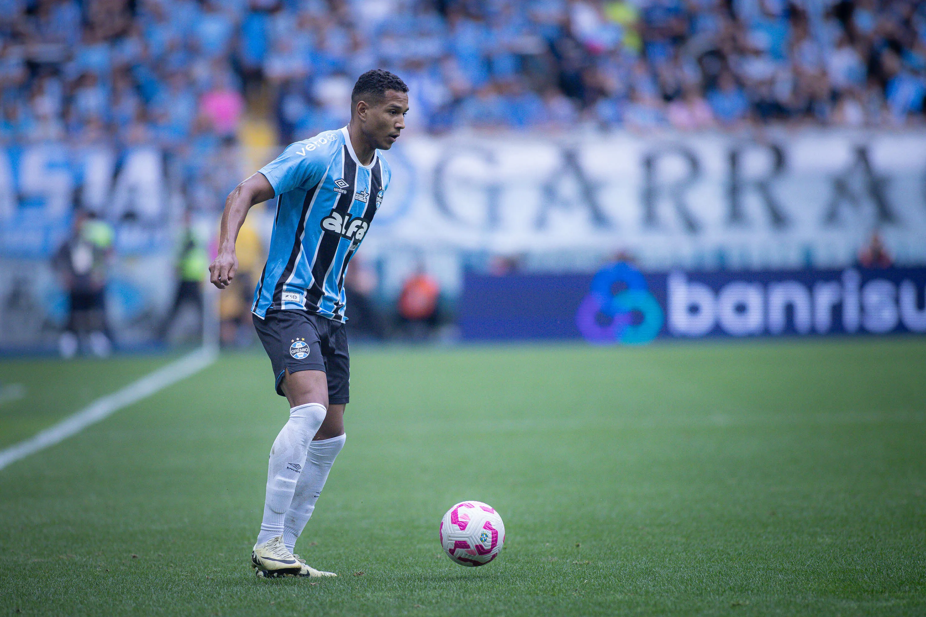 -Joao Lucas jogador do Gremio durante partida contra o Juventude no estadio Arena do Gremio pelo campeonato Brasileiro A 2025. Foto: Maxi Franzoi/AGIF