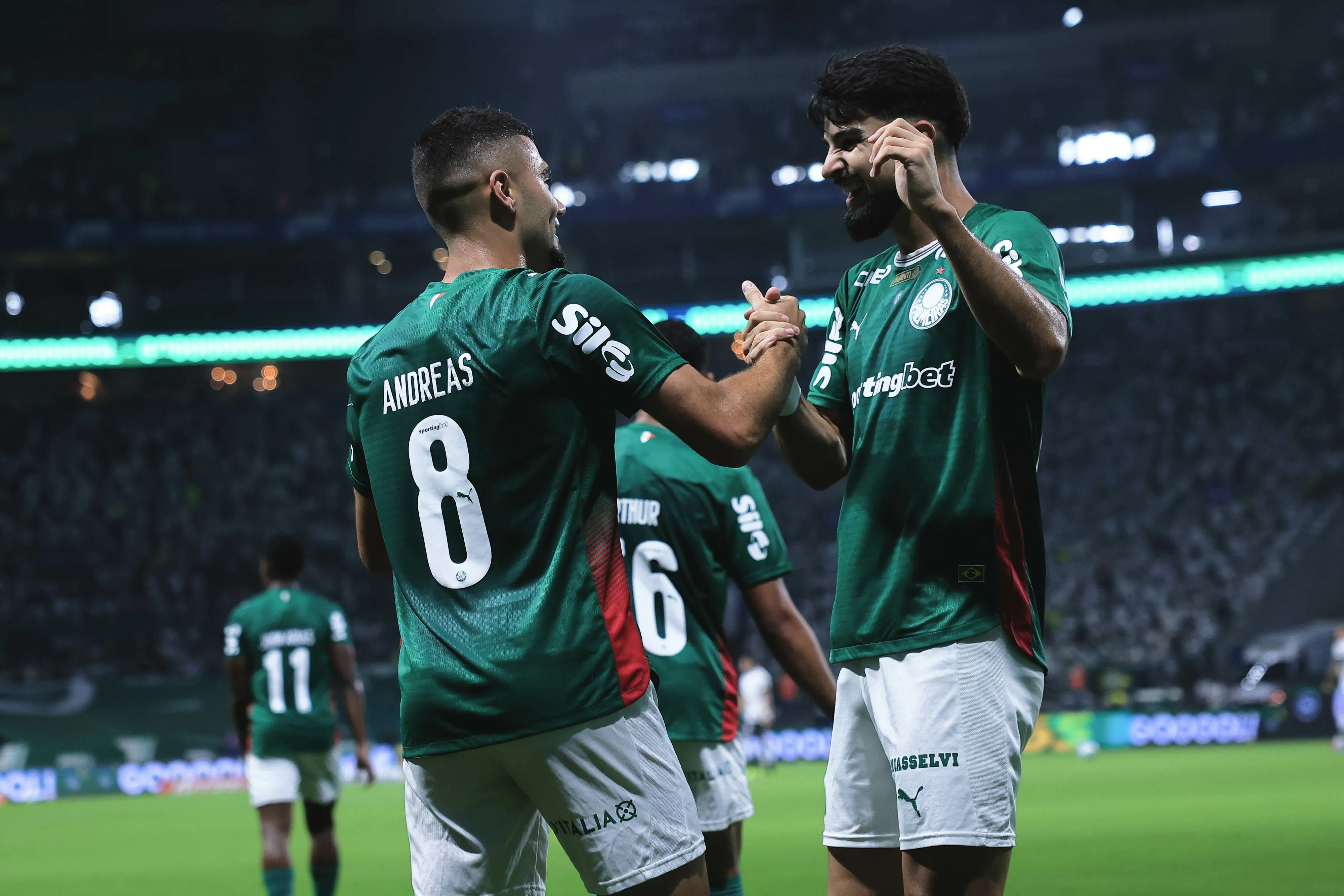 Andreas Pereira jogador do Palmeiras comemora seu gol com Flaco Lopez jogador da sua equipe durante partida contra o Botafogo no estadio Arena Allianz Parque pelo campeonato Brasileiro A 2026. Foto: Ettore Chiereguini/AGIF