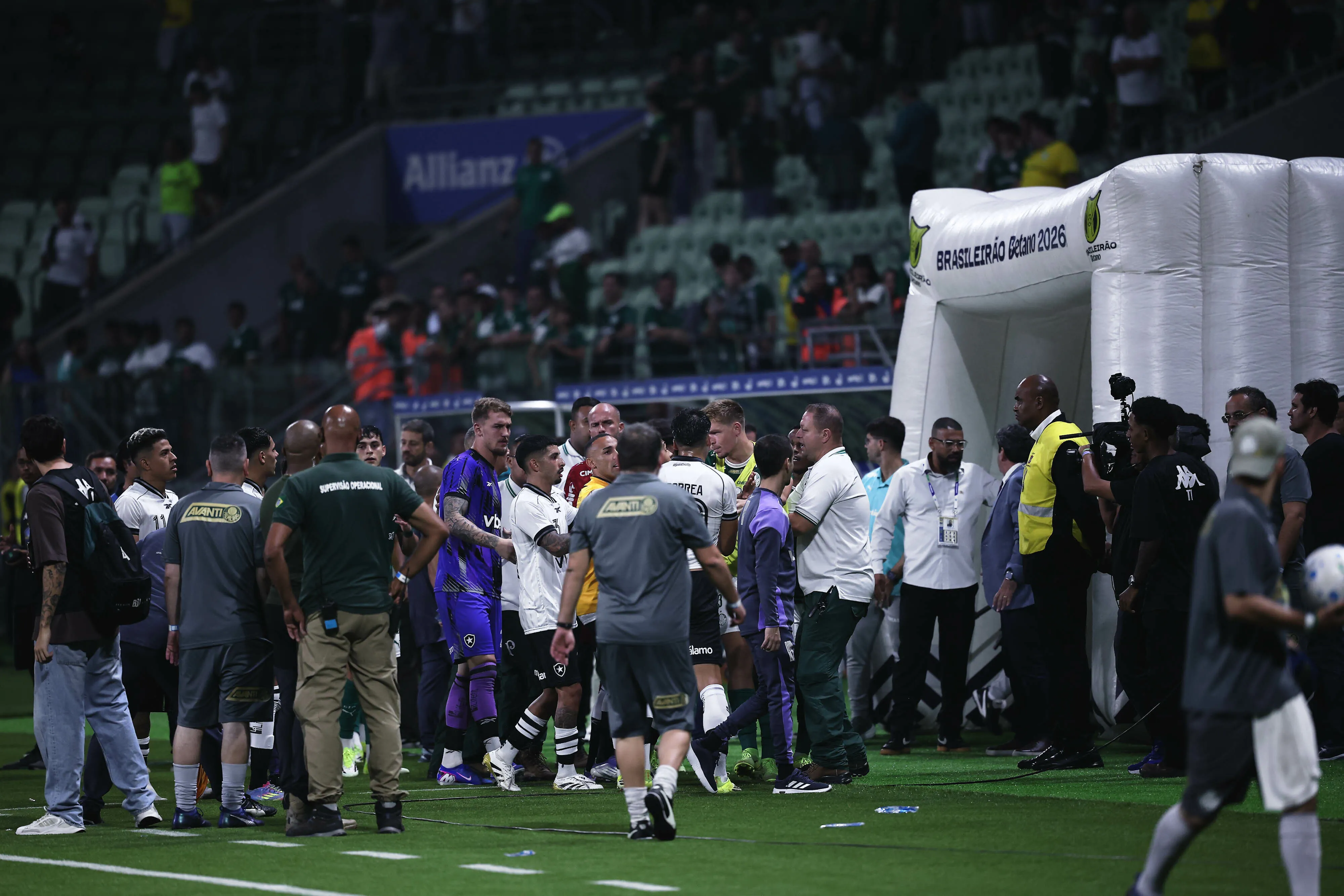 Tumulto entre jogadores do Palmeiras e jogadores do Botafogo durante partida no estadio Arena Allianz Parque pelo campeonato Brasileiro A 2026. Foto: Ettore Chiereguini/AGIF