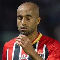 Lucas Moura é levado ao hospital após pancada em partida