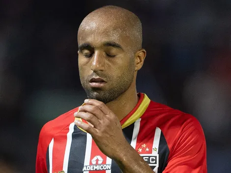 Lucas Moura é levado ao hospital após pancada em partida