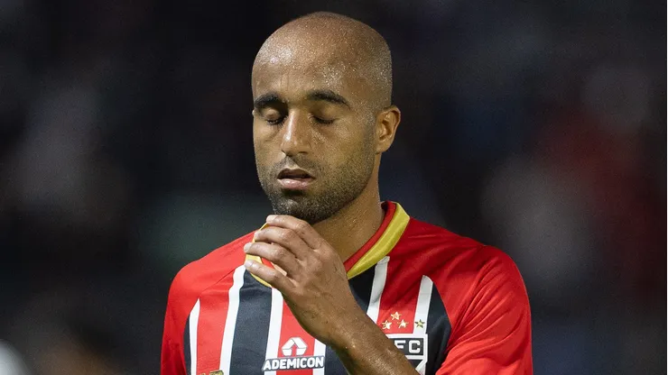 LUCAS MOURA jogador do Sao Paulo lamenta durante partida contra o Bragantino no estadio Cicero De Souza Marques pelo campeonato Brasileiro A 2026. Foto: Joisel Amaral/AGIF