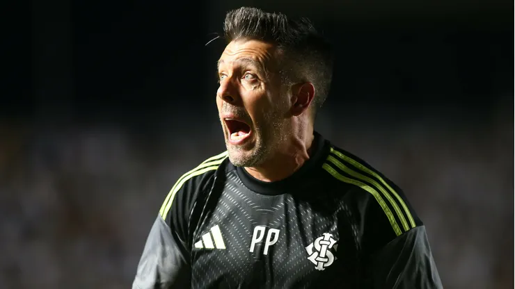 Paulo Pezzolano tecnico do Internacional comemora o gol durante partida contra o Santos no estadio Vila Belmiro pelo campeonato Brasileiro A 2026. Foto: Mauricio De Souza/AGIF
