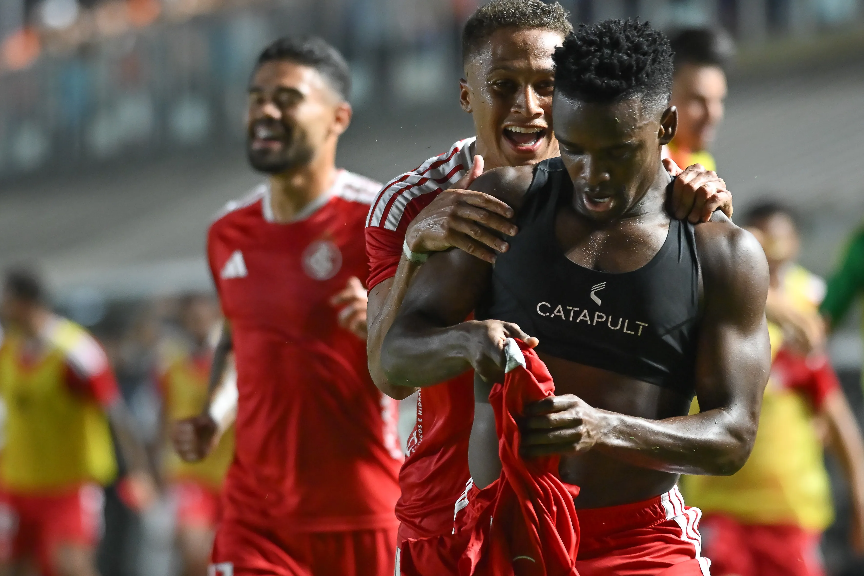 Carbonero jogador do Internacional comemora seu gol durante partida contra o Santos no estadio Vila Belmiro pelo campeonato Brasileiro A 2026. Foto: Jota Erre/AGIF