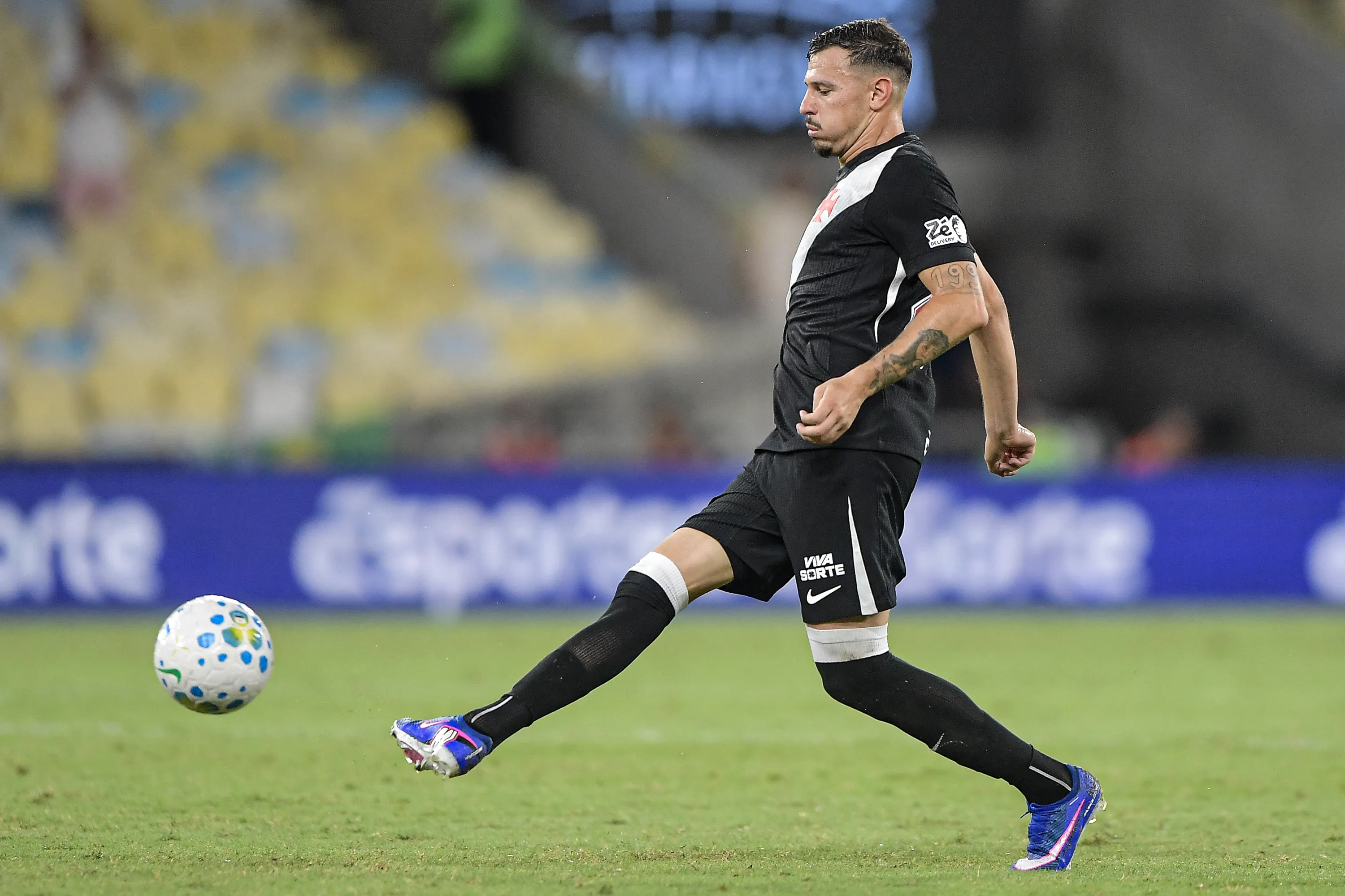 Hugo Moura jogador do Vasco durante partida contra o Fluminense no estadio Maracana pelo campeonato Brasileiro A 2026. Foto: Thiago Ribeiro/AGIF