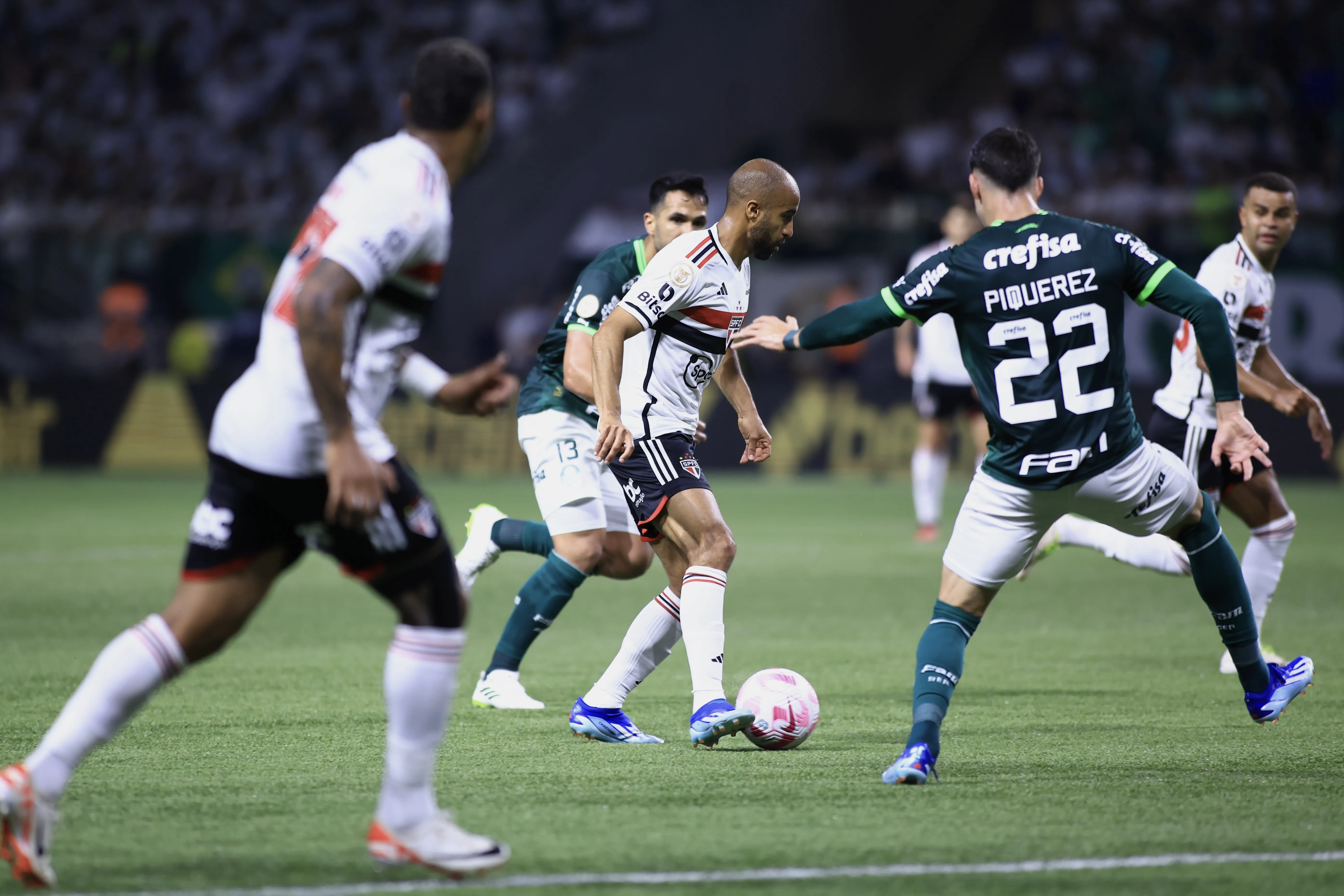 Lucas Moura jogador do Sao Paulo durante partida contra o Palmeiras no estadio Arena Allianz Parque pelo campeonato Brasileiro A 2023. Foto: Marcello Zambrana/AGIF