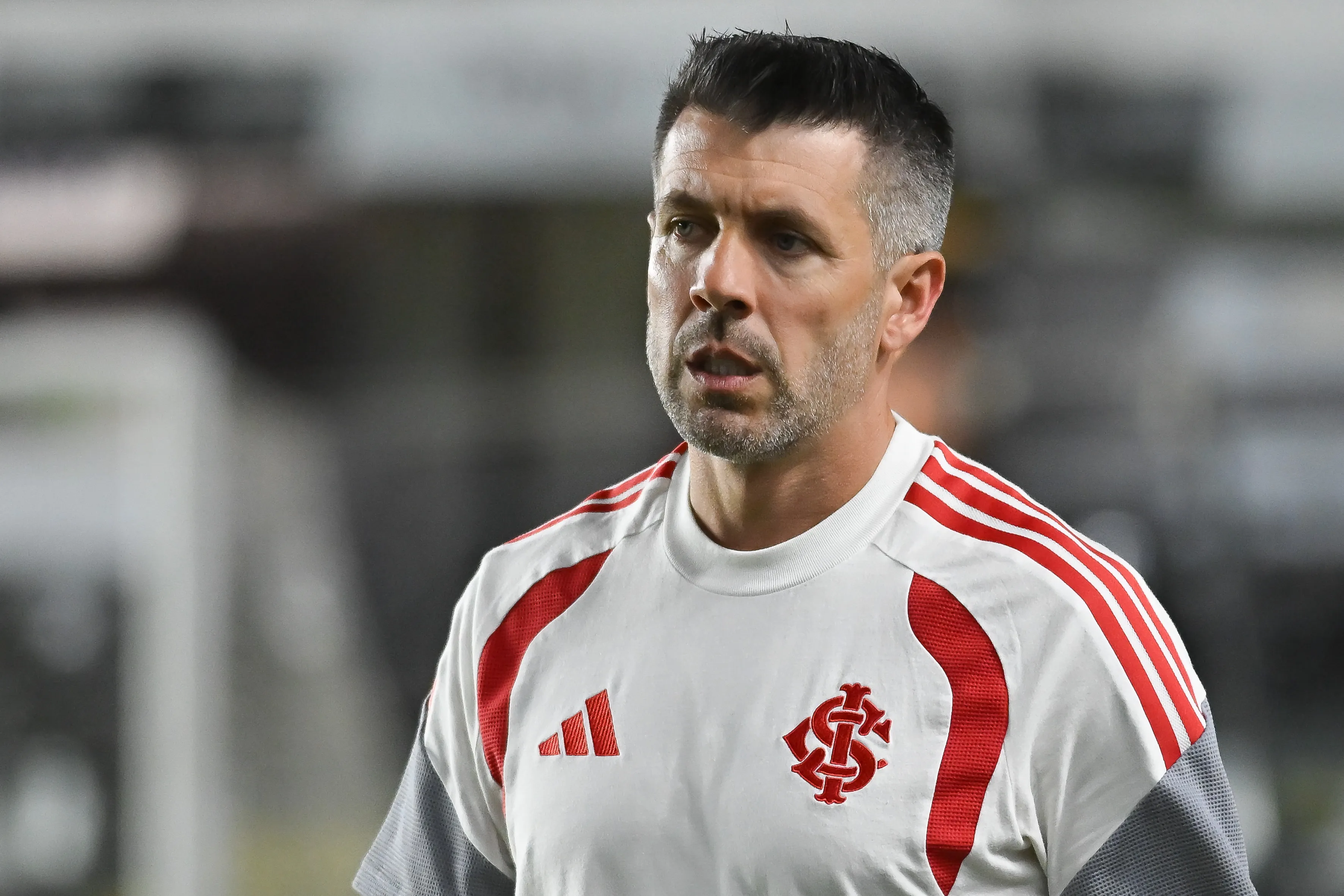 SP – SANTOS – 18/03/2026 – BRASILEIRO A 2026, SANTOS X INTERNACIONAL – Paulo Pezzolano tecnico do Internacional durante partida contra o Santos no estadio Vila Belmiro pelo campeonato Brasileiro A 2026. Foto: Jota Erre/AGIF