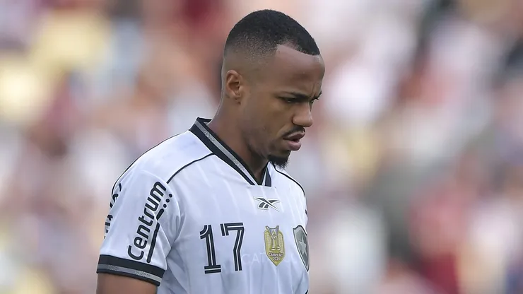 Marlon Freitas durante partida entre Fluminense e Botafogo no Brasileirão de 2025.