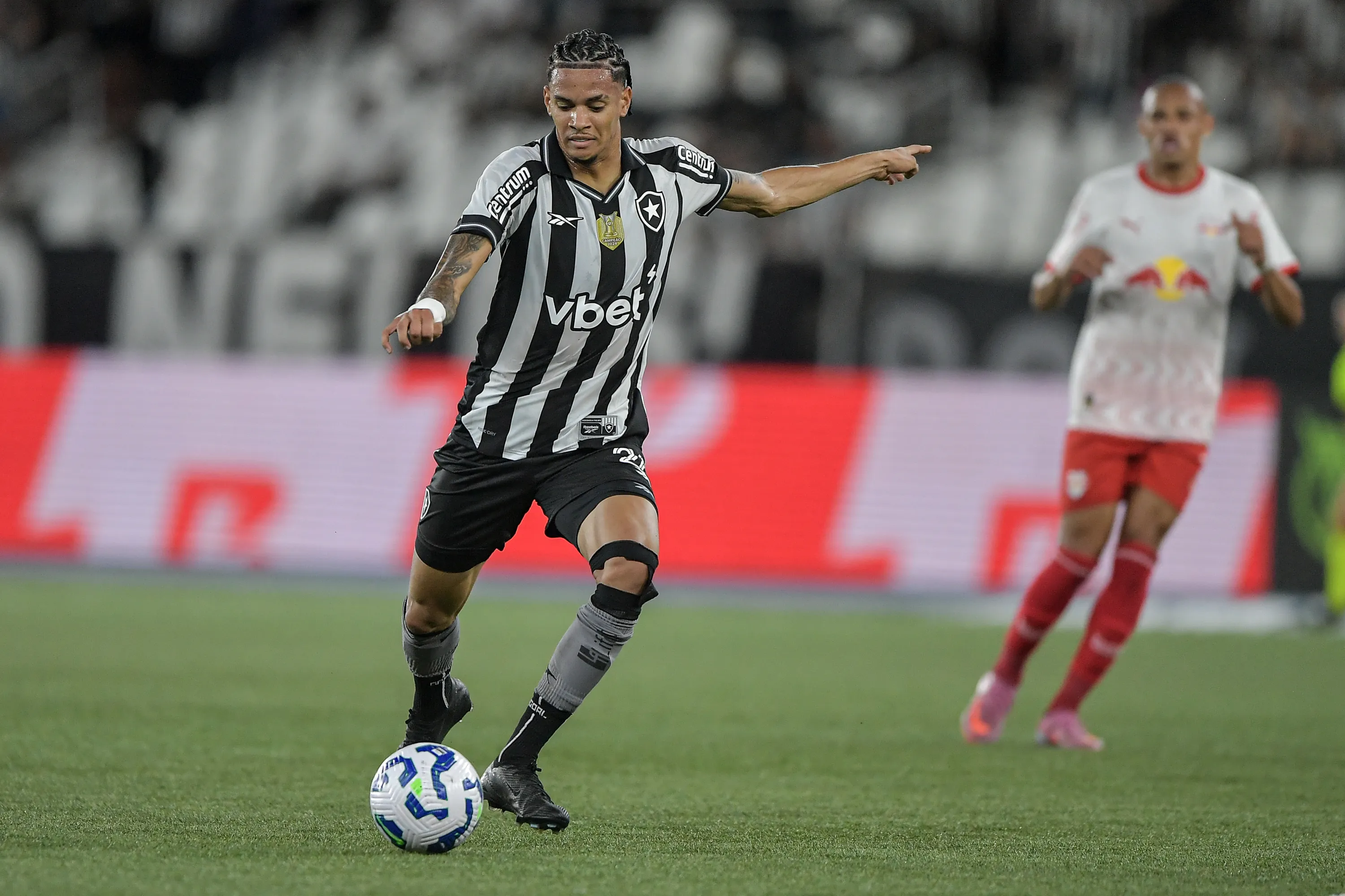 Newton jogador do Botafogo durante partida contra o Bragantino no estadio Engenhao pelo campeonato Brasileiro A 2025. Foto: Thiago Ribeiro/AGIF