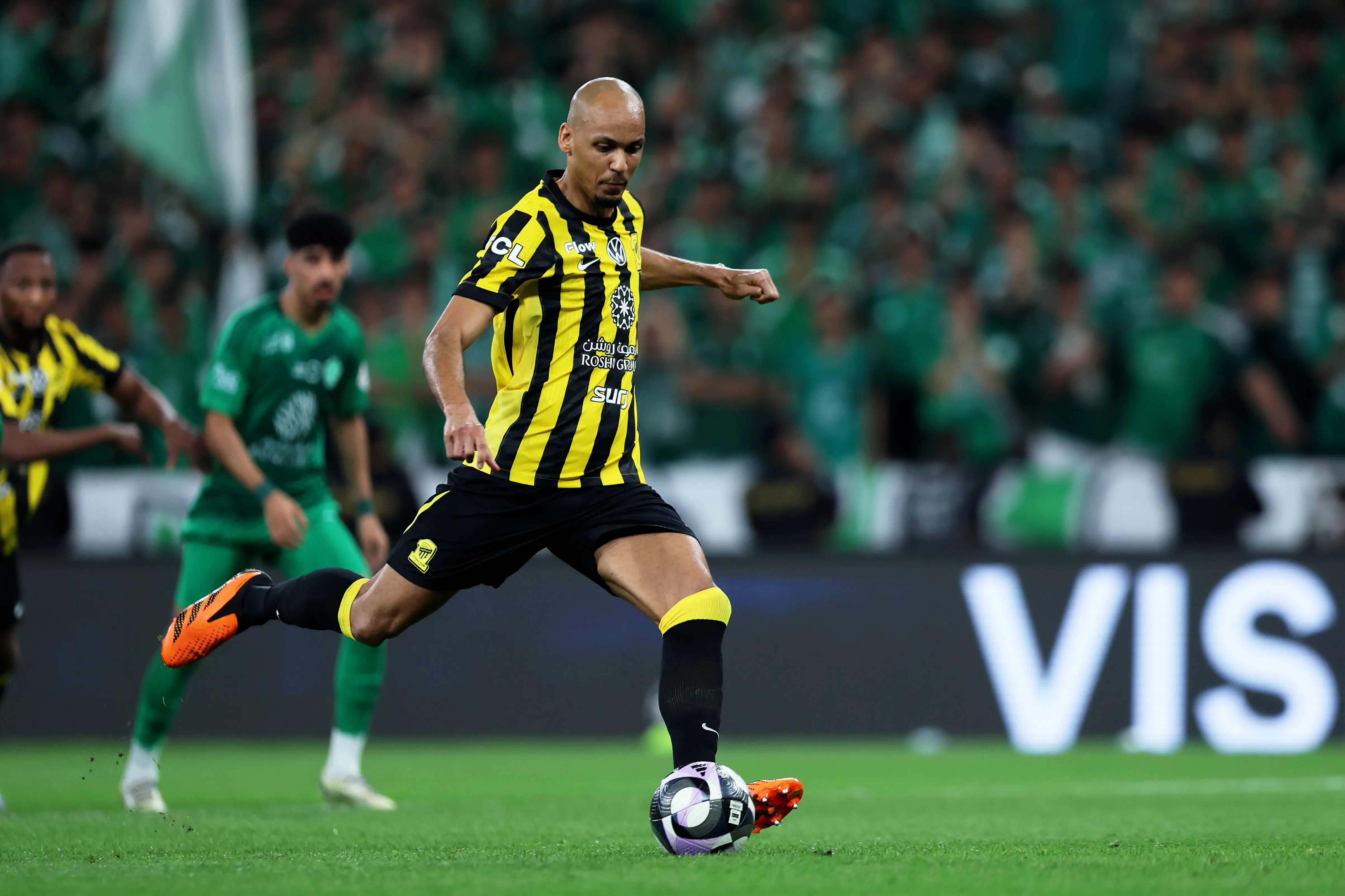 Fabinho atuando no Al-Ittihad –   (Photo by Yasser Bakhsh/Getty Images)