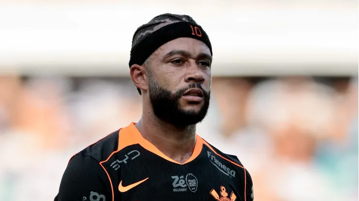 Depay tem futuro incerto no Corinthians.