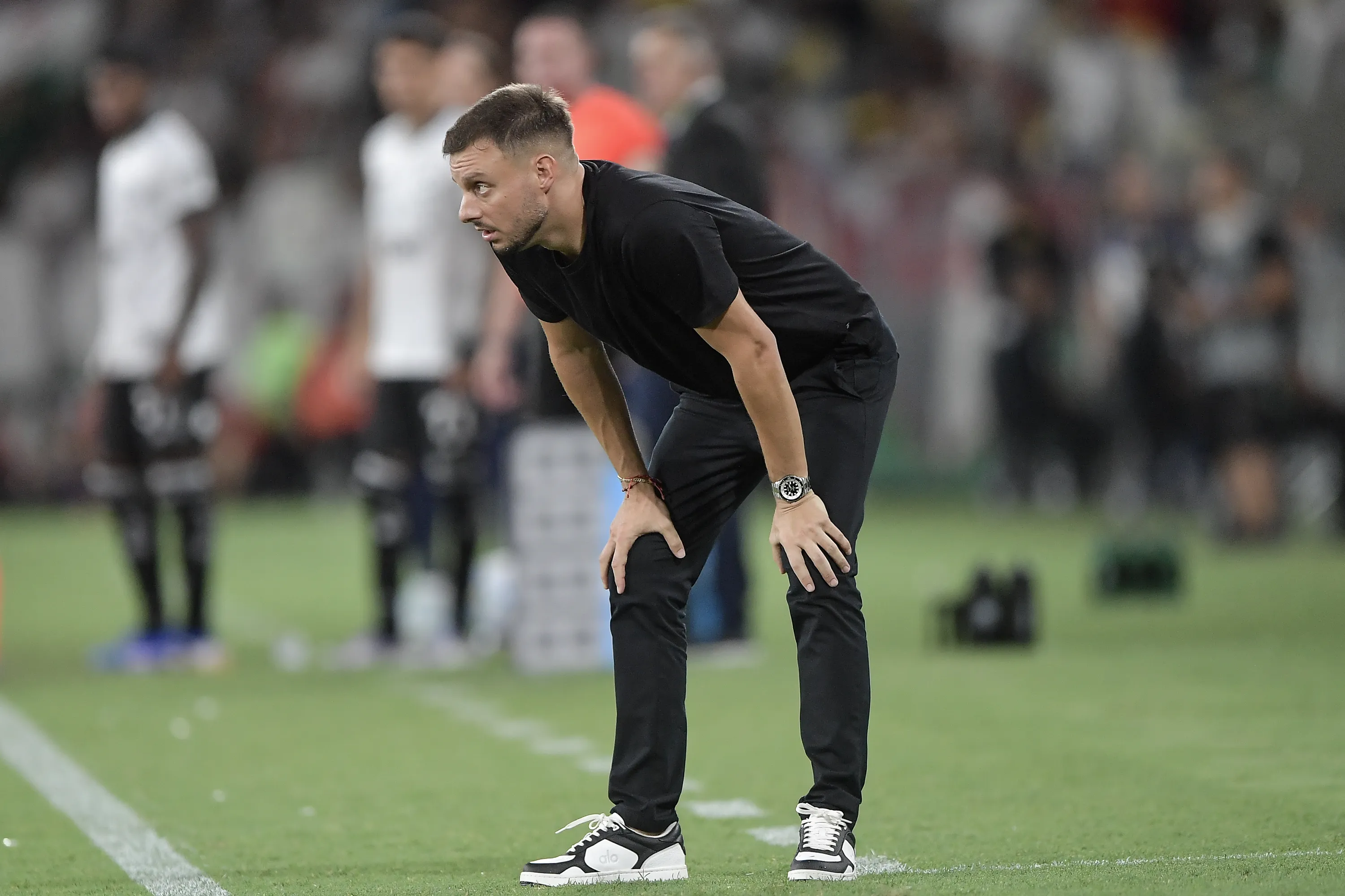 Martin Anselmi, técnico do Botafogo, durante partida contra o Fluminense no estadio Maracana pelo campeonato Brasileiro A 2026. Foto: Thiago Ribeiro/AGIF