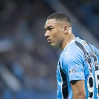 Carlos Vinícius vai mal, mas ataque funciona e Grêmio vence o Vitória