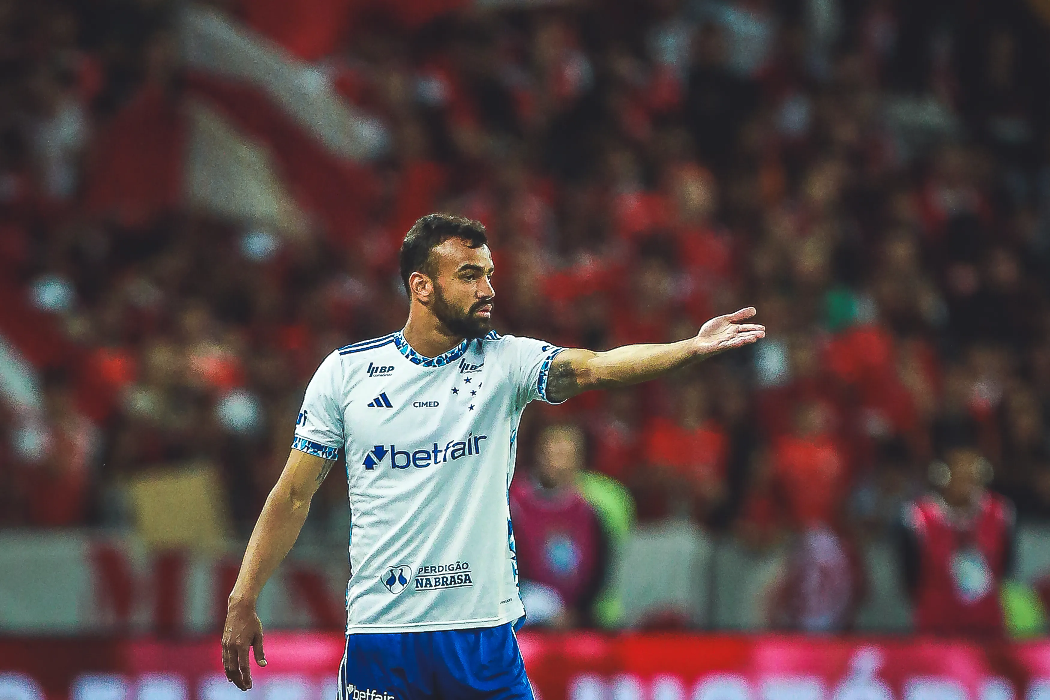 RS – PORTO ALEGRE – 06/04/2025 – BRASILEIRO A 2025, INTERNACIONAL X CRUZEIRO –  Fabricio Bruno jogador do Cruzeiro durante partida contra o Internacional no estadio Beira-Rio pelo campeonato Brasileiro A 2025. Foto: Giancarlo Santorum/AGIF