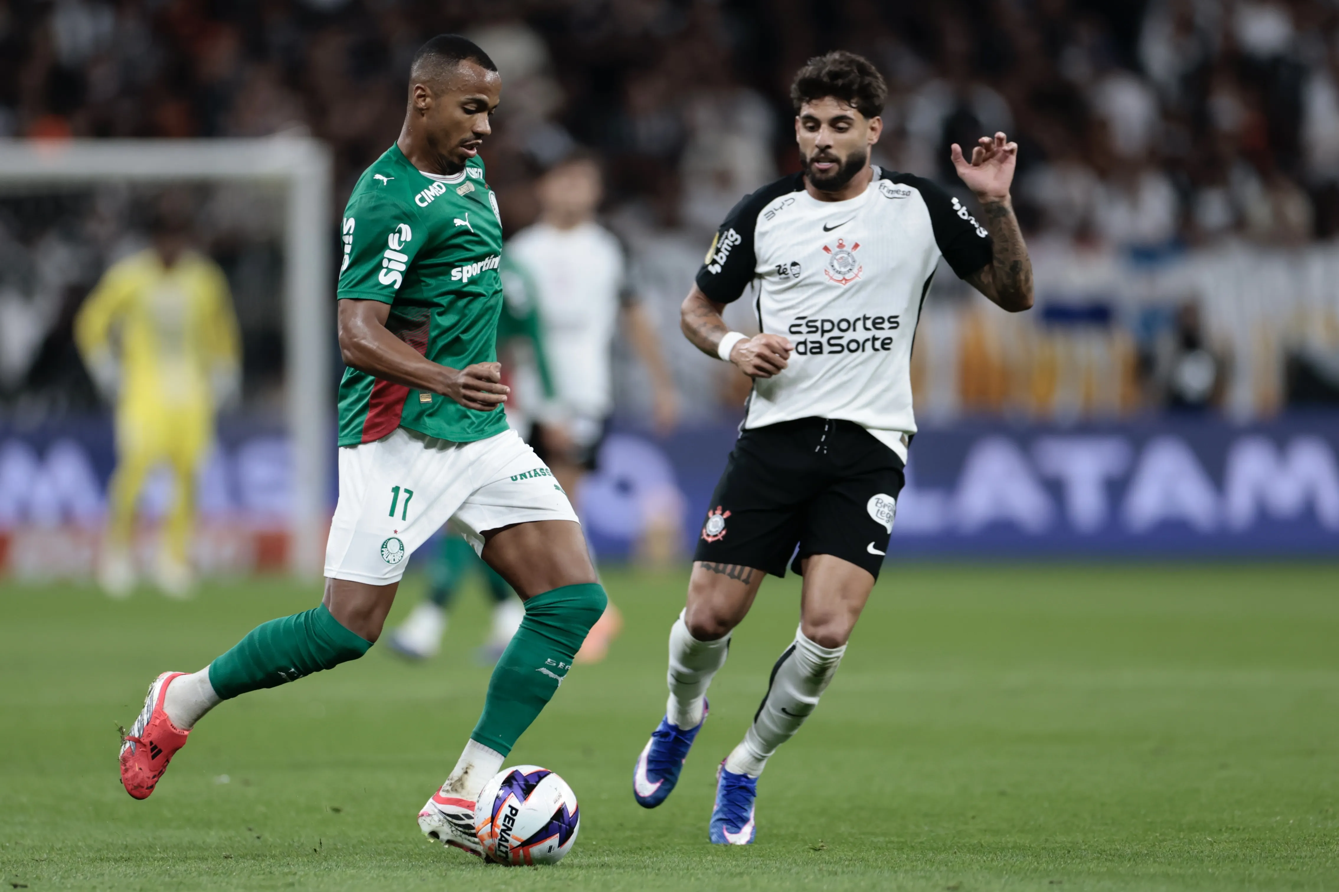 SP – SAO PAULO – 08/02/2026 – PAULISTA 2026, CORINTHIANS X PALMEIRAS – Yuri Alberto jogador do Corinthians disputa lance com Marlon Freitas jogador do Palmeiras durante partida no estadio Arena Corinthians pelo campeonato Paulista 2026. Foto: Marcello Zambrana/AGIF