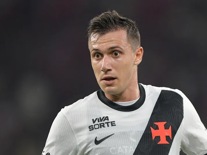 Torcida do Grêmio pede Lucas Piton, lateral do Vasco, para substituir Marlon