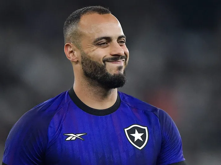 Corinthians faz oferta por Arthur e negocia com o Botafogo