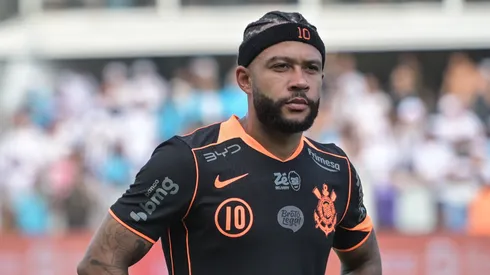 Memphis Depay jogador do Corinthians durante partida contra o Santos no estádio Vila Belmiro pelo campeonato Brasileiro A 2026. Foto: Jota Erre/AGIF