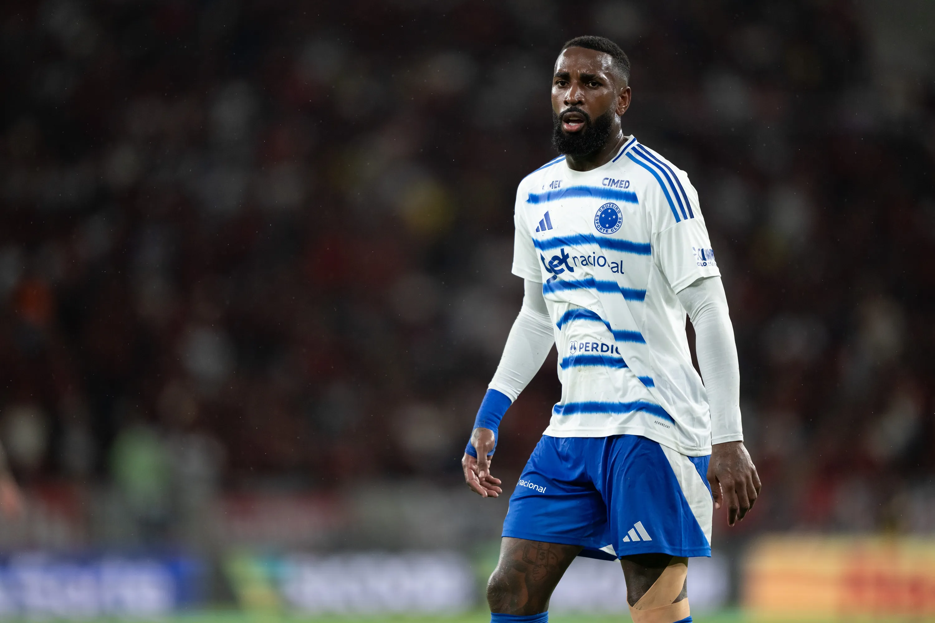 RJ – RIO DE JANEIRO – 11/03/2026 – BRASILEIRO A 2026, FLAMENGO X CRUZEIRO – Gerson jogador do Cruzeiro durante partida contra o Flamengo no estadio Maracana pelo campeonato Brasileiro A 2026. Foto: Jorge Rodrigues/AGIF