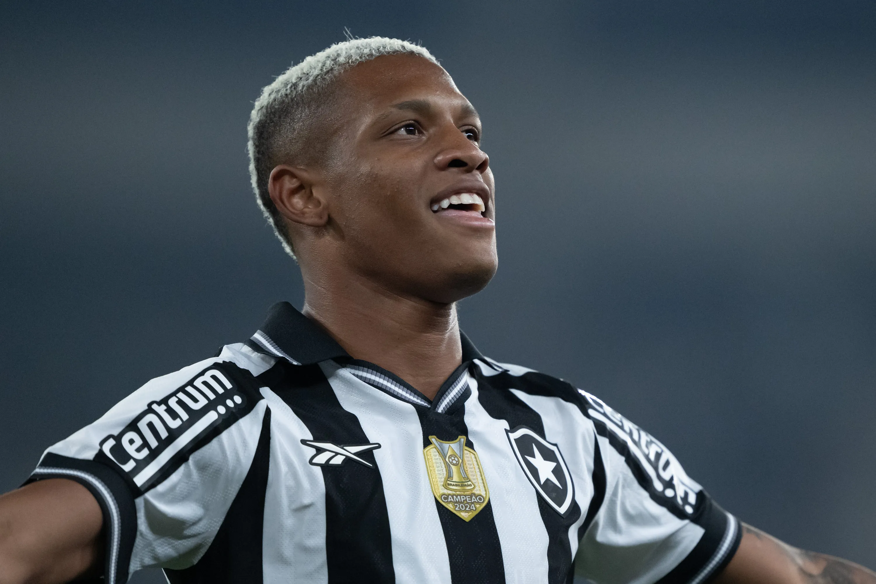 RJ – RIO DE JANEIRO – 30/08/2025 – BRASILEIRO A 2025, BOTAFOGO X BRAGANTINO – Danilo jogador do Botafogo comemora seu gol durante partida contra o Bragantino no estadio Engenhao pelo campeonato Brasileiro A 2025. Foto: Jorge Rodrigues/AGIF