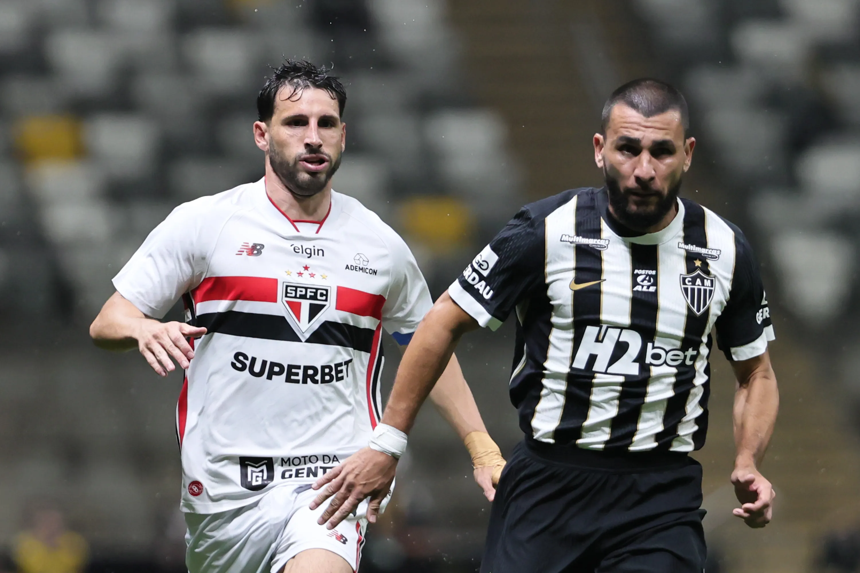MG – BELO HORIZONTE – 18/03/2026 – BRASILEIRO A 2025, ATLETICO-MG X SAO PAULO –  Junior Alonso jogador do Atletico-MG disputa lance com Calleri jogador do Sao Paulo durante partida no estadio Arena MRV pelo campeonato Brasileiro A 2025. Foto: Gilson Lobo/AGIF