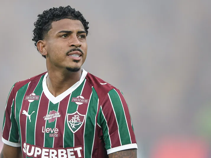 John Kennedy treina e vai estar disponível contra o Atlético-MG
