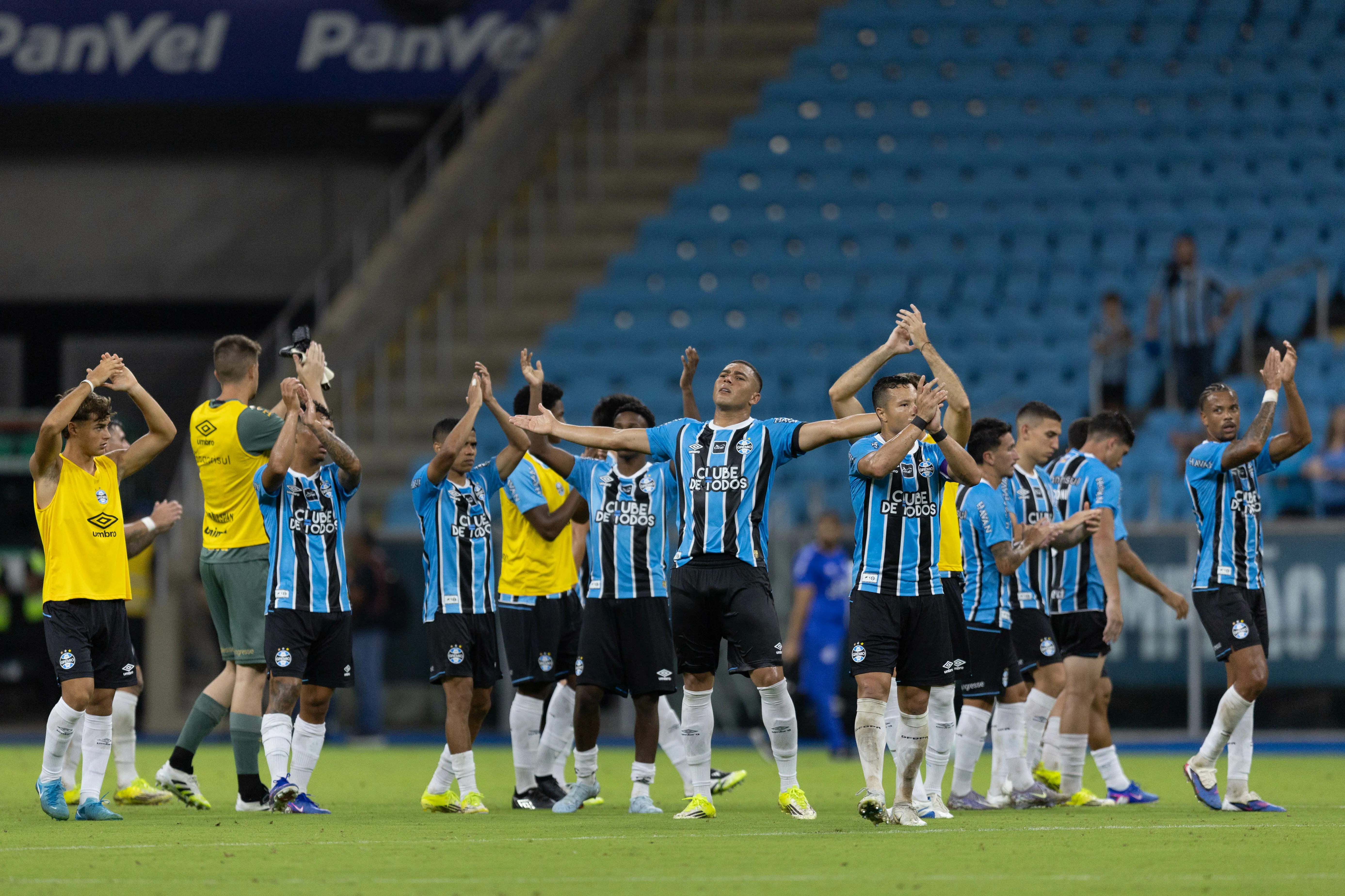 Carlos Vinicius jogador do Gremio reage as vaias da torcida durante partida contra o Bragantino no estadio Arena do Gremio pelo campeonato Brasileiro A 2026. Foto: Liamara Polli/AGIF