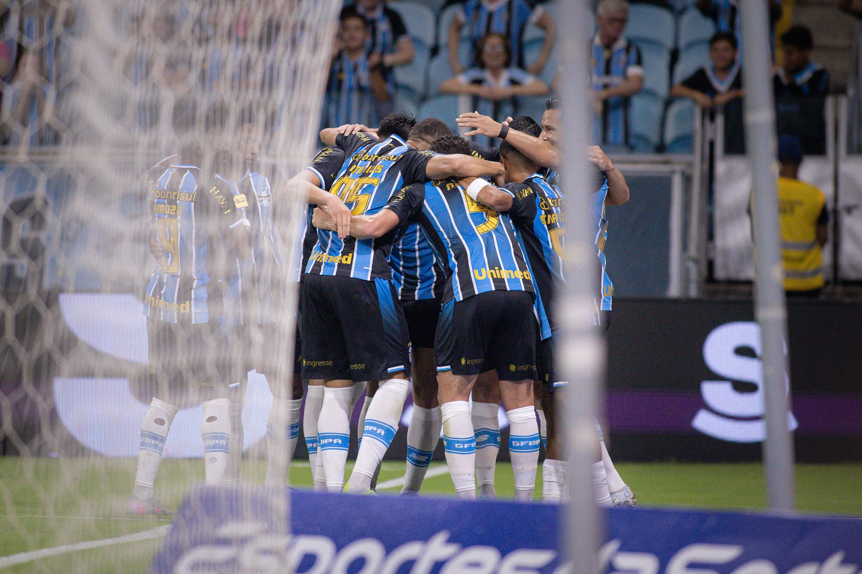 Fabian Balbuena jogador do Gremio comemora seu gol com jogadores do seu time durante partida contra o Vitoria no estadio Arena do Gremio pelo campeonato Brasileiro A 2026. Foto: Maxi Franzoi/AGIF