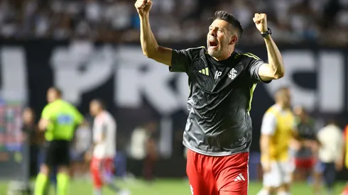 Pezzolano em Santos x Internacional pelo Brasileirão 2026. Foto: Mauricio De Souza/AGIF