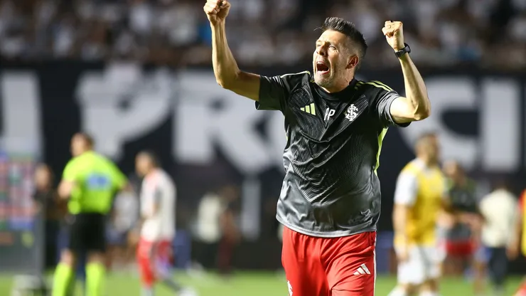 Pezzolano em Santos x Internacional pelo Brasileirão 2026. Foto: Mauricio De Souza/AGIF